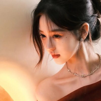 马戏院帐篷顶上的艺人